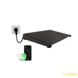 Een plug en play zonnepaneel eenvoudig te installeren op een dak, compleet met bijbehorende kabels en bevestigingsmaterialen.